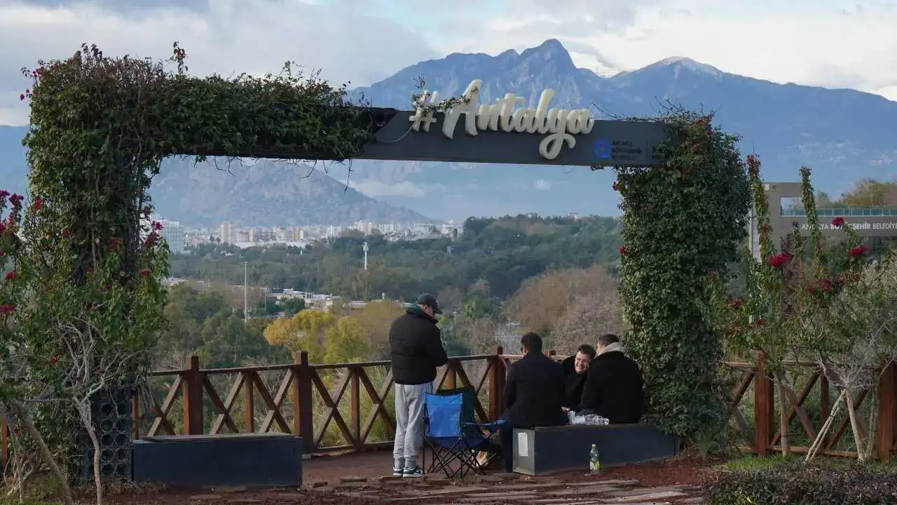 Antalya’da Yılbaşı Hareketliliği: Sokaklar Dolup Taştı! 6